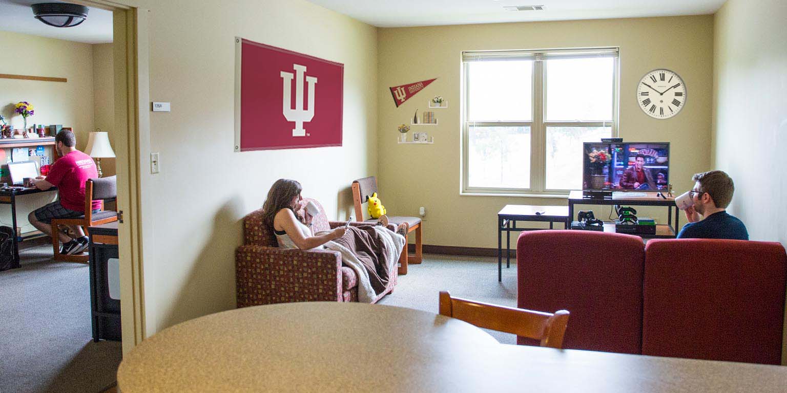 Students relaxing in the lodge dorm room 